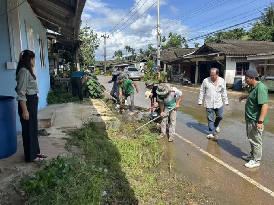 ทำความสะอาดท่อน้ำ ร่องน้ำ ที่มีการอุดตัน ในพื้นที่หมู่ที่ 5 บ้านเพกา