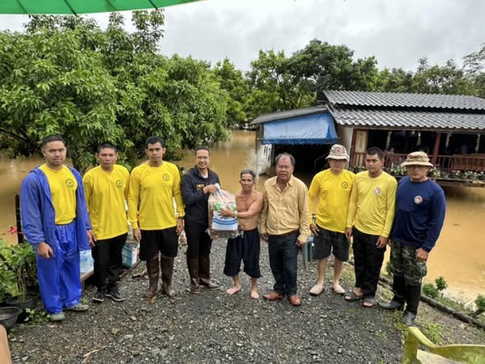  มอบถุงยังชีพช่วยเหลือผู้ประสบภัยจากเหตุน้ำท่วมในเขตพื้นที่ตำบลตกพรม